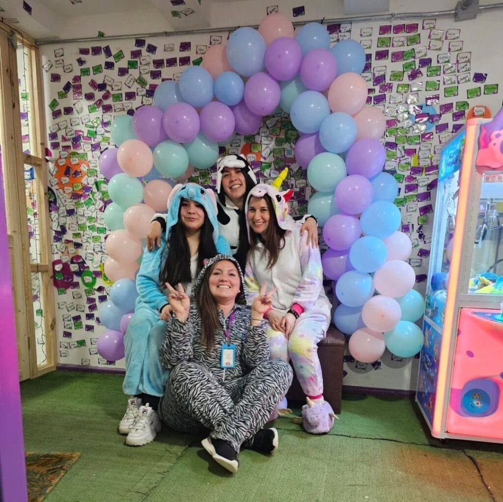 Celebración temática con arco de globos y ambiente festivo en Spring Jump